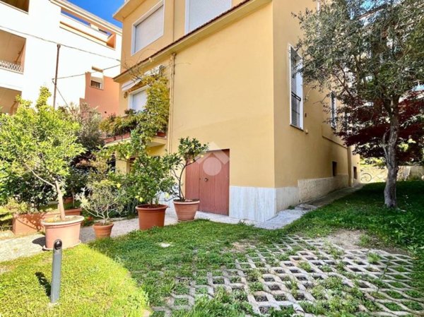 casa indipendente in vendita a Pesaro in zona Loreto