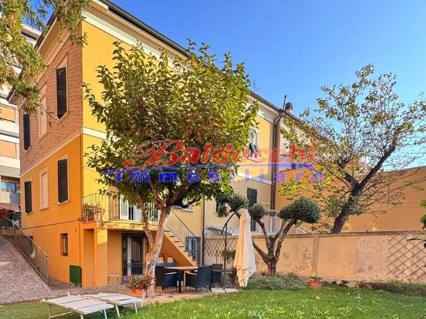 casa indipendente in vendita a Pesaro