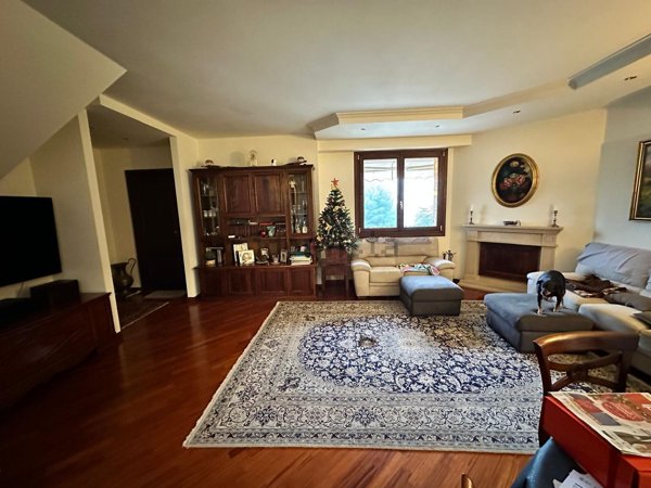 casa indipendente in vendita a Pesaro in zona Trebbiantico