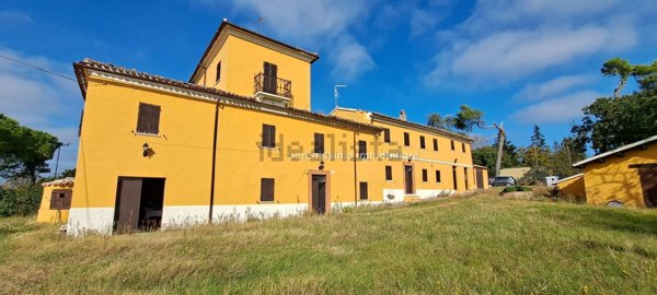 casale in vendita a Pesaro in zona Candelara