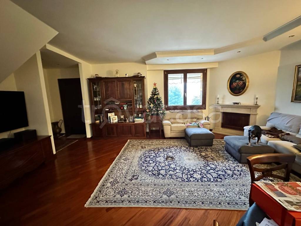 casa indipendente in vendita a Pesaro in zona Trebbiantico