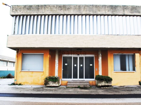 capannone in vendita a Pesaro in zona Centro Città