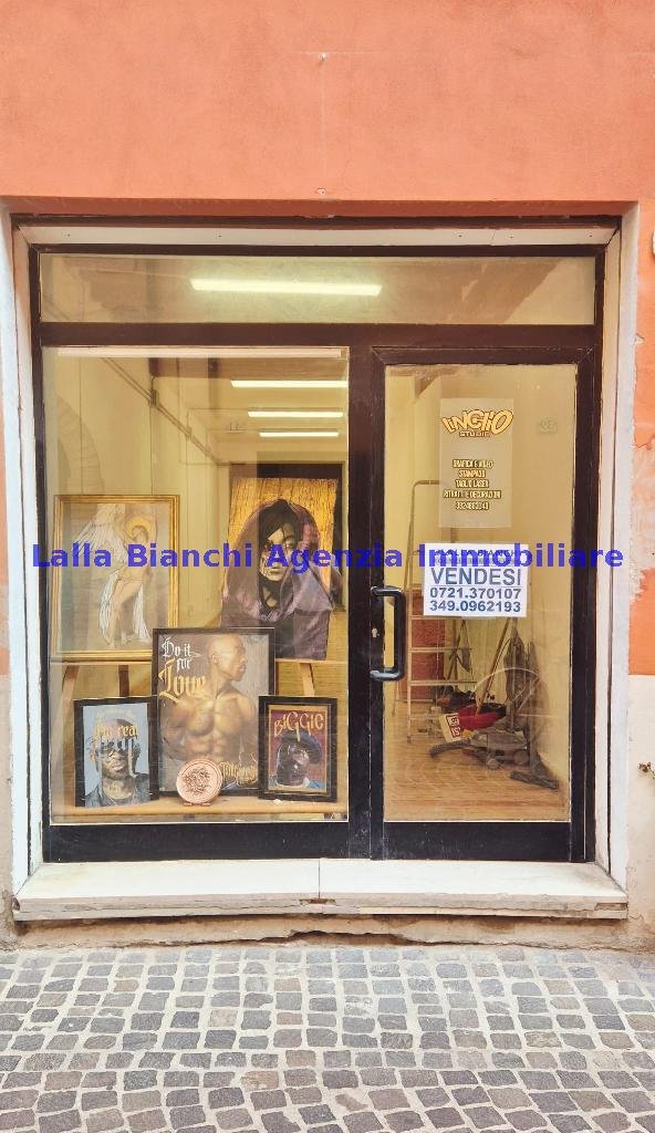 negozio in vendita a Pesaro in zona Centro Città