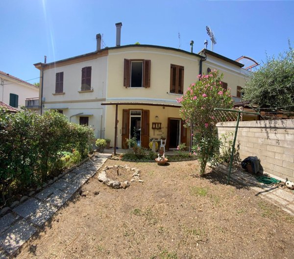 casa indipendente in vendita a Pesaro in zona Pantano