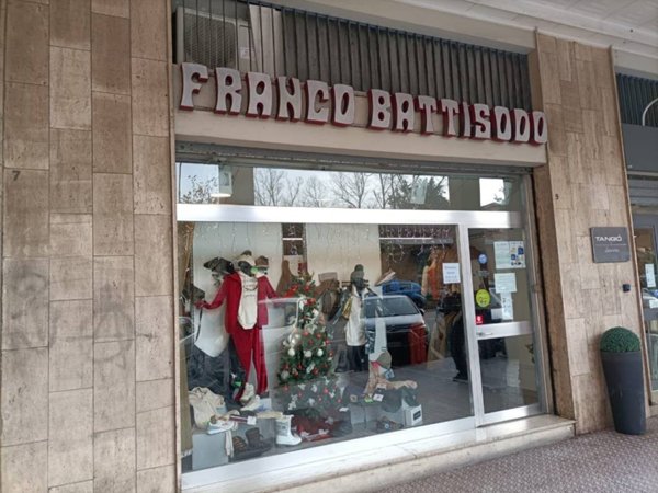 negozio in vendita a Pesaro in zona Loreto