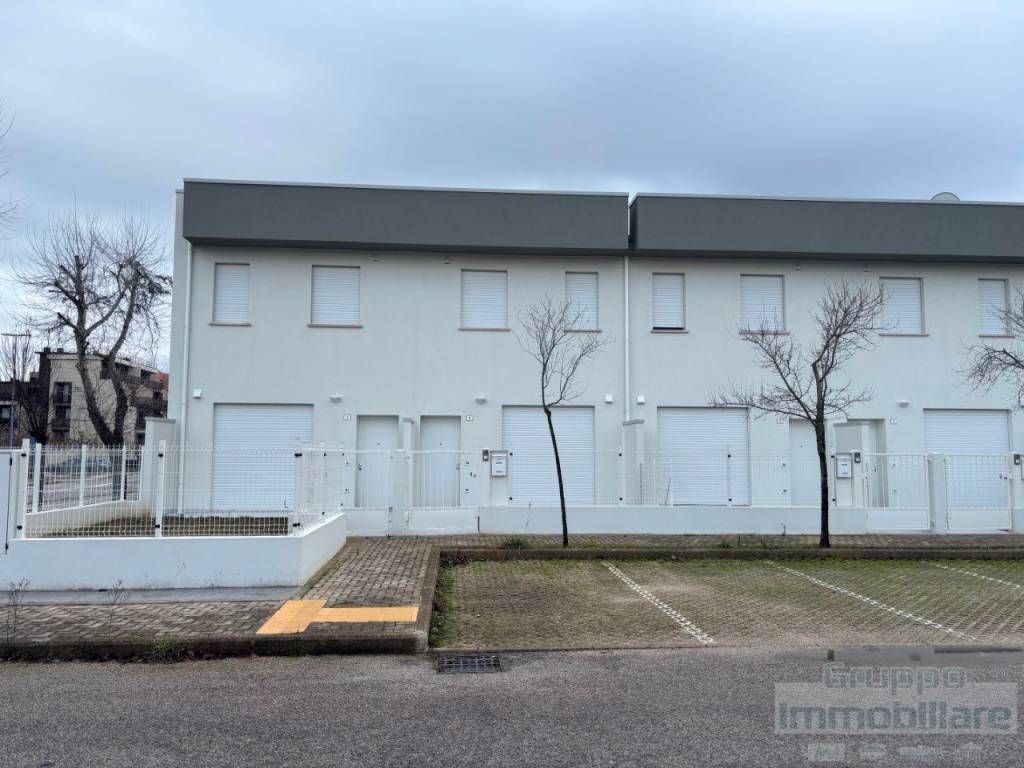 casa indipendente in vendita a Pesaro in zona Cattabrighe