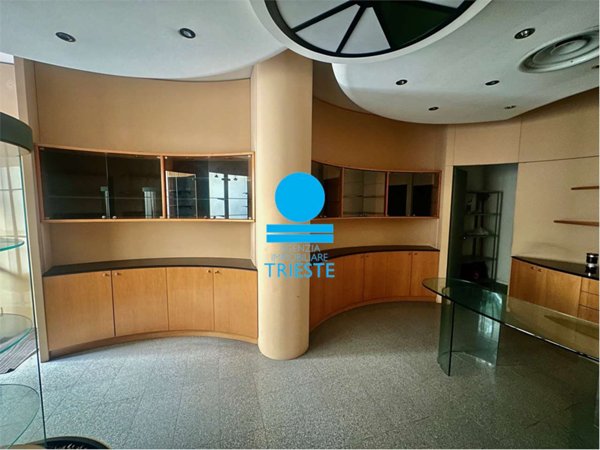 negozio in vendita a Pesaro in zona Centro Città