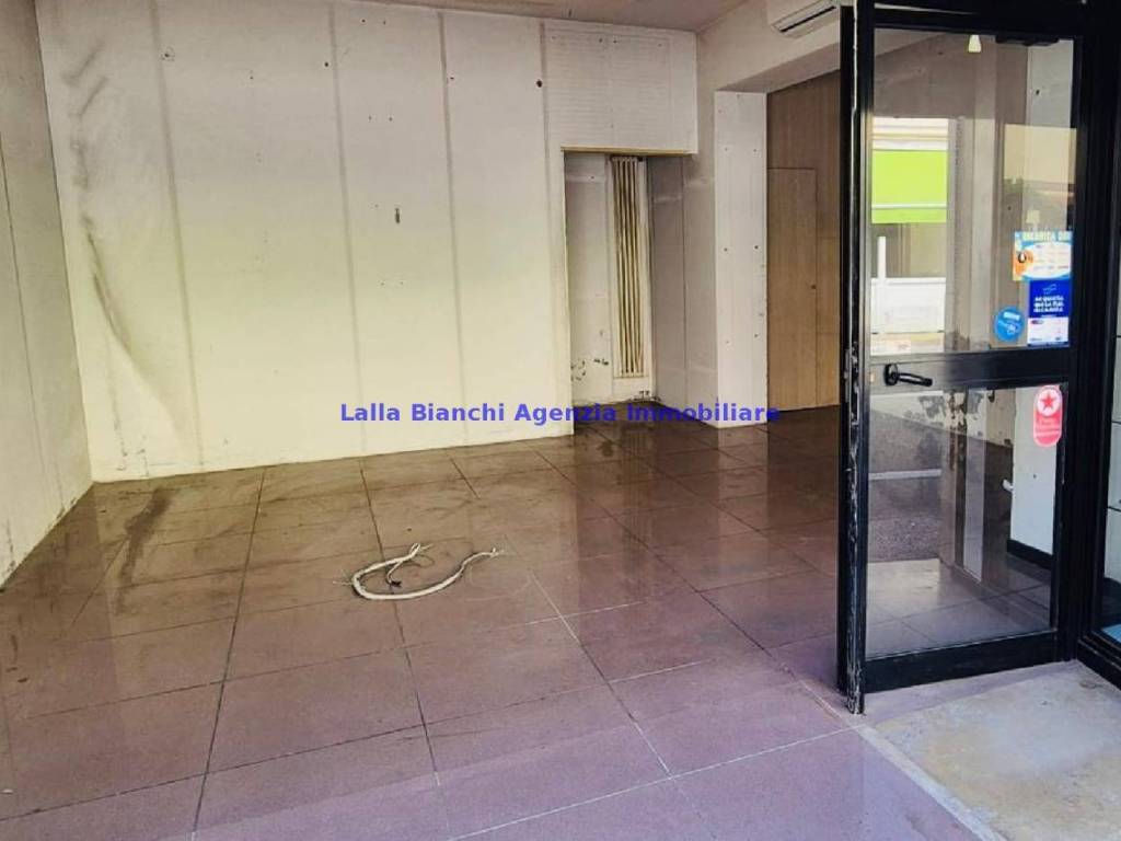 locale commerciale in vendita a Pesaro in zona Loreto