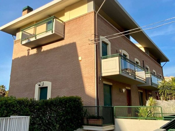 casa indipendente in vendita a Pesaro in zona Trebbiantico