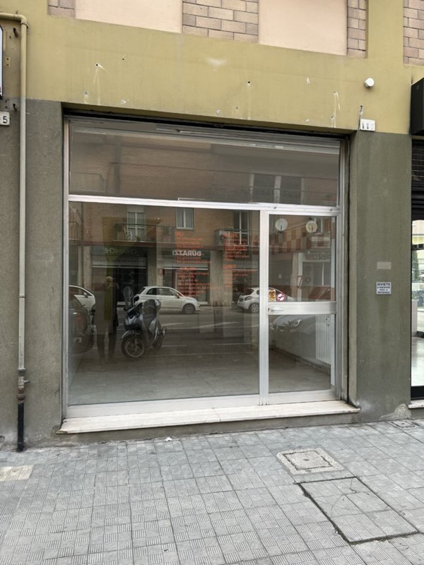 negozio in vendita a Pesaro in zona Pantano