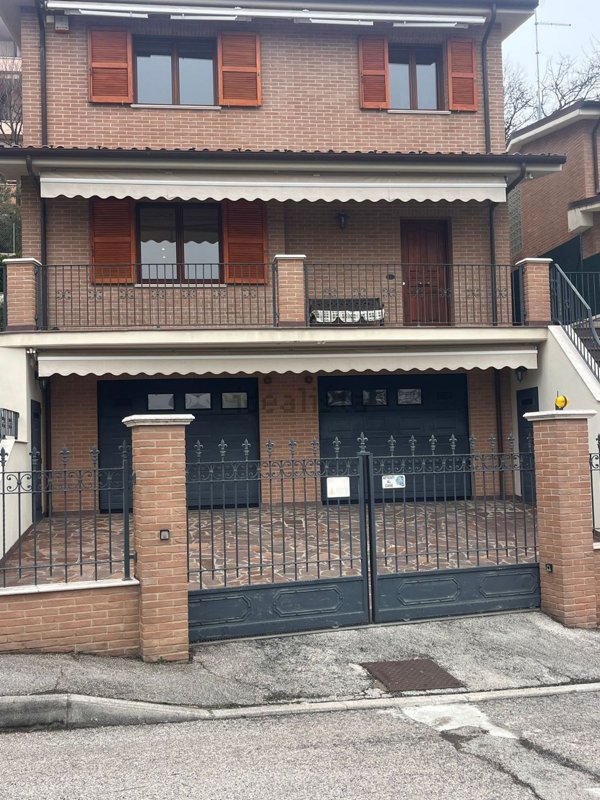 casa indipendente in vendita a Pesaro in zona Trebbiantico