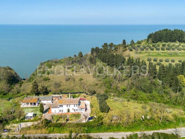 casa indipendente in vendita a Pesaro in zona Cattabrighe