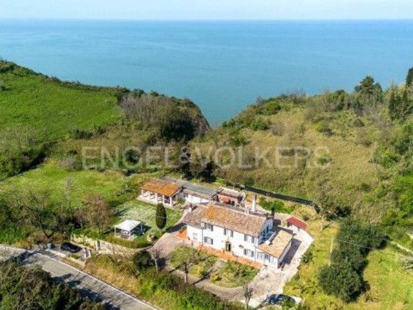 casa indipendente in vendita a Pesaro in zona Fiorenzuola di Focara