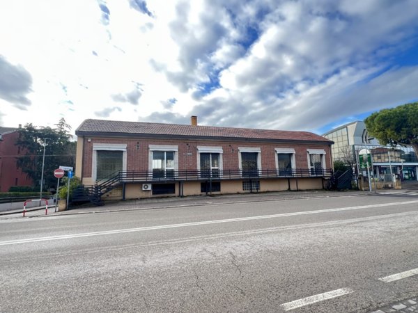 negozio in vendita a Pesaro in zona Centro Città