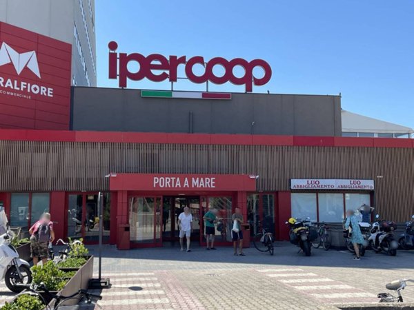 negozio in vendita a Pesaro in zona Pantano