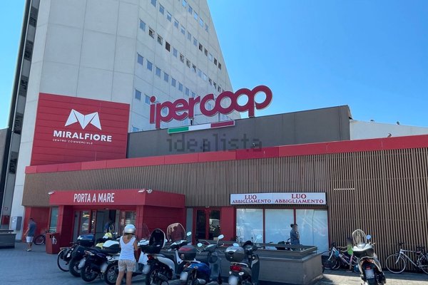 negozio in vendita a Pesaro in zona Centro Città