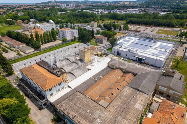 locale commerciale in vendita a Pesaro in zona Tre Ponti