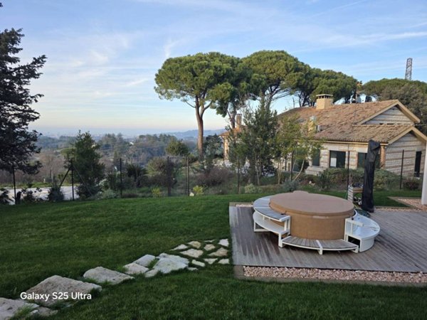 casa indipendente in vendita a Pesaro in zona Trebbiantico