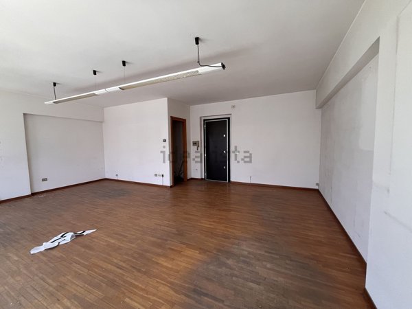 ufficio in vendita a Pesaro in zona Centro Città