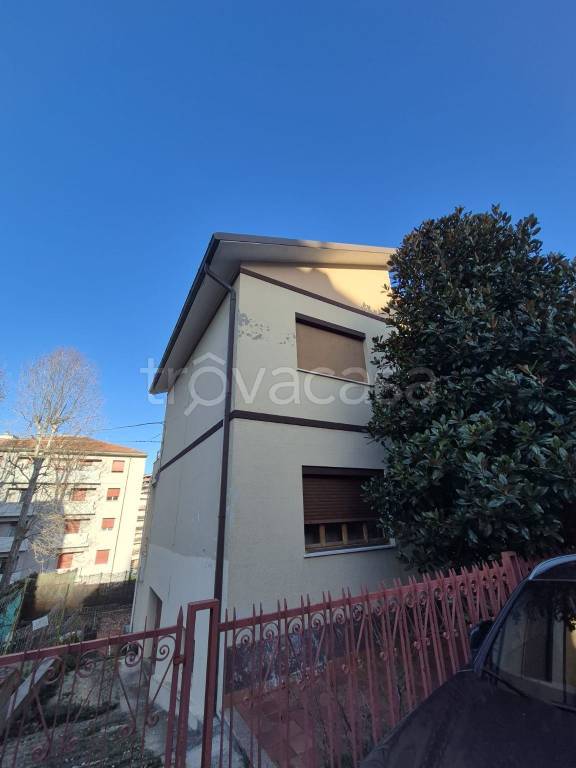 casa indipendente in vendita a Pesaro in zona Soria
