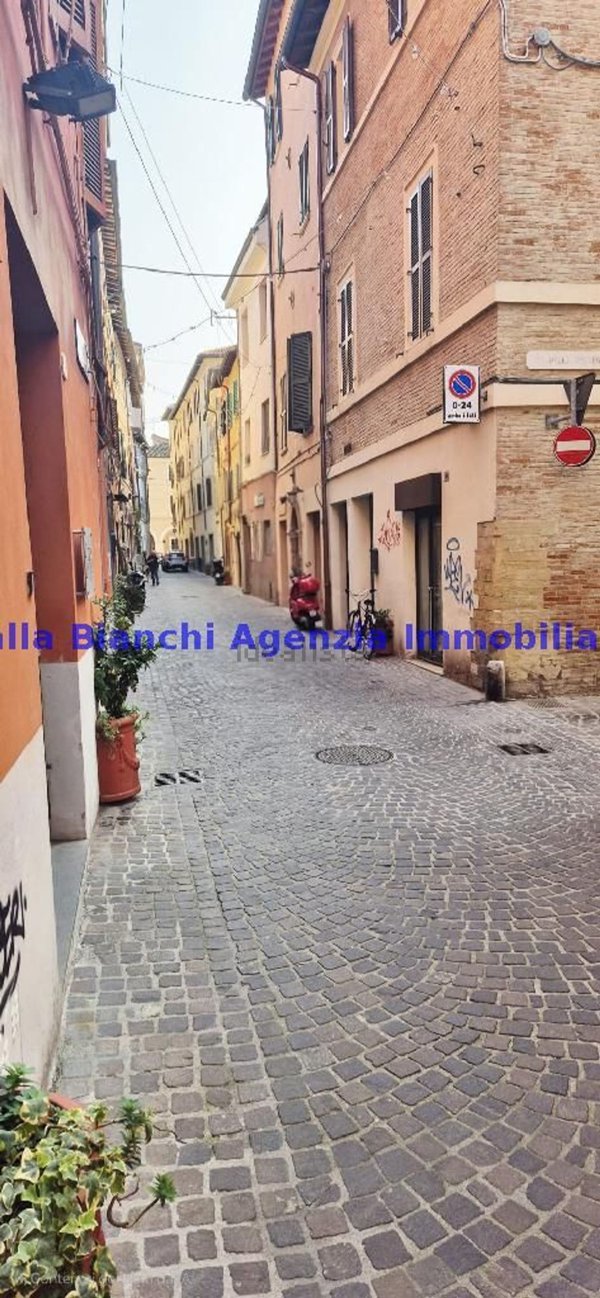 negozio in vendita a Pesaro in zona Centro Città