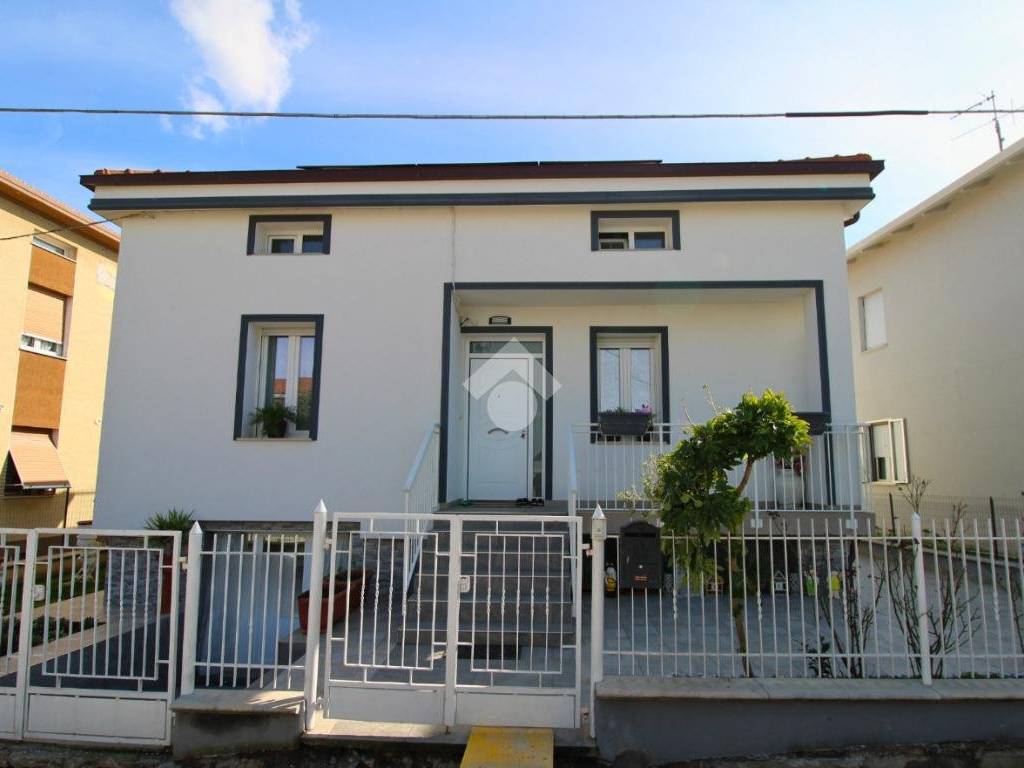 casa indipendente in vendita a Pesaro in zona Case Bruciate