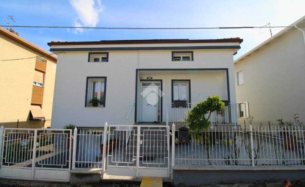 casa indipendente in vendita a Pesaro in zona Case Bruciate