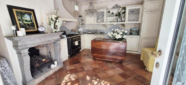 casa indipendente in vendita a Pesaro in zona Centro Città