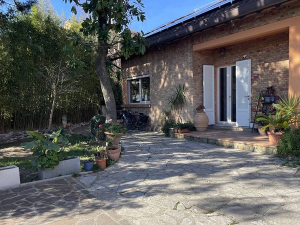 casa indipendente in vendita a Pesaro in zona Mare