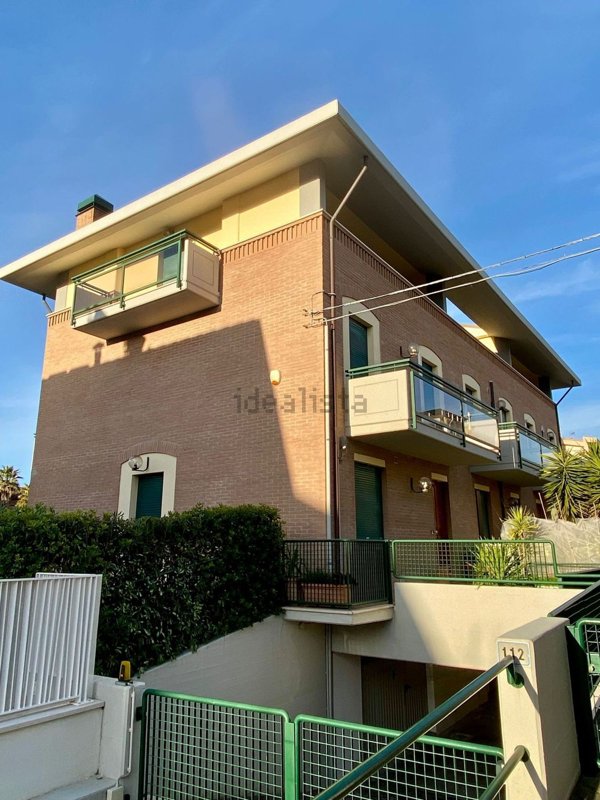 casa indipendente in vendita a Pesaro in zona Loreto