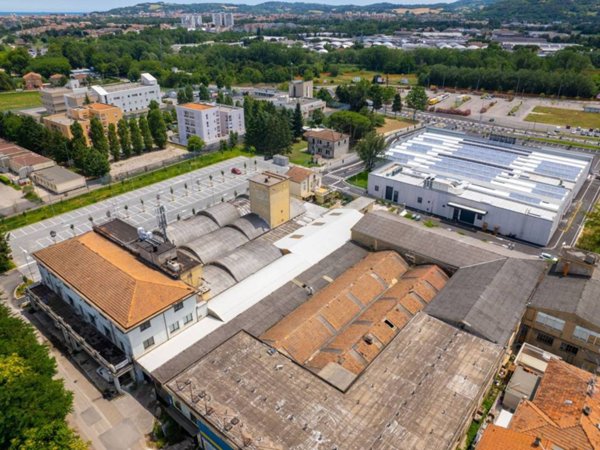 locale commerciale in vendita a Pesaro in zona Cattabrighe