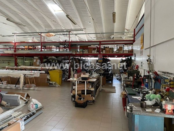 capannone in vendita a Pesaro