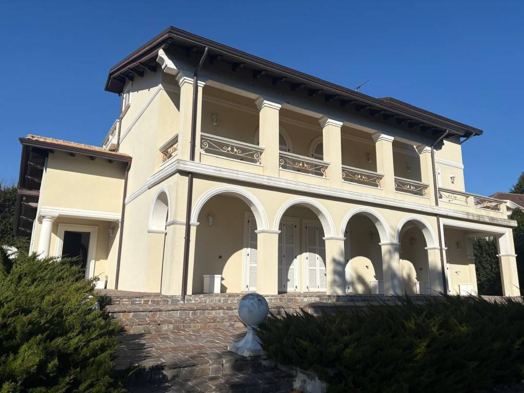 casa indipendente in vendita a Pesaro in zona Trebbiantico