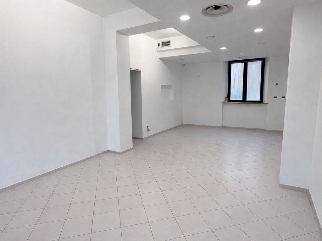 negozio in vendita a Pesaro in zona Santa Veneranda