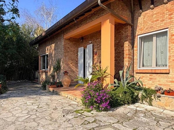 casa indipendente in vendita a Pesaro in zona Mare