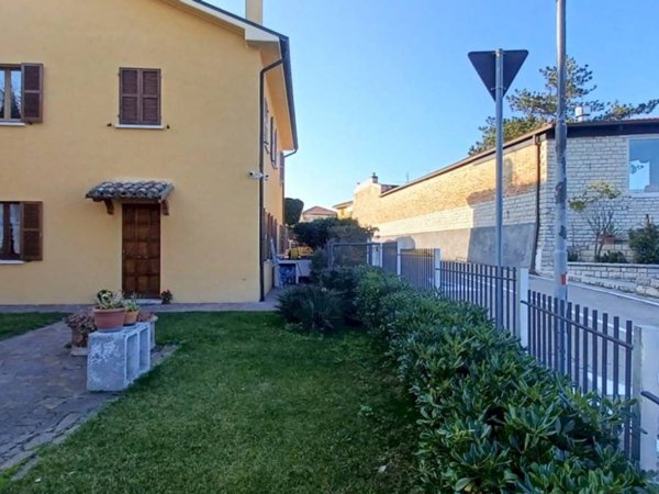 casa indipendente in vendita a Pesaro in zona Mare