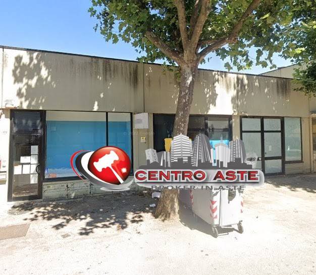 negozio in vendita a Pesaro in zona Tre Ponti