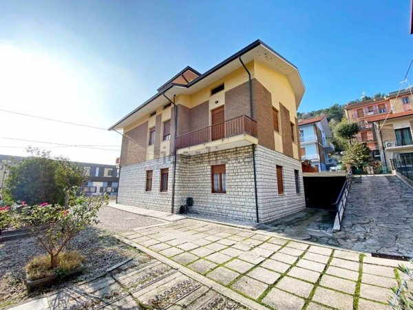 casa indipendente in vendita a Pesaro in zona Soria