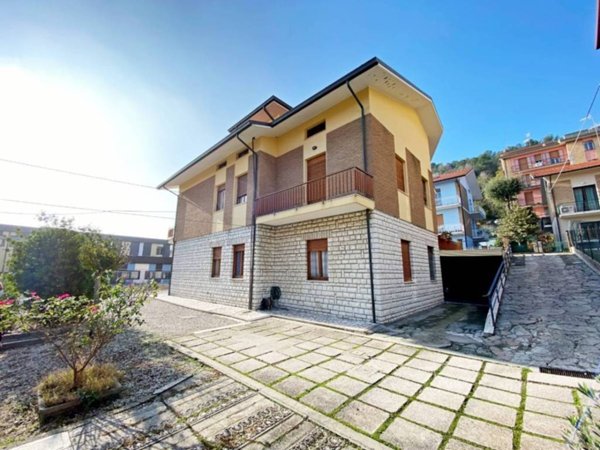 casa indipendente in vendita a Pesaro in zona Soria