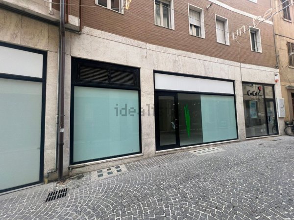 negozio in vendita a Pesaro in zona Centro Città