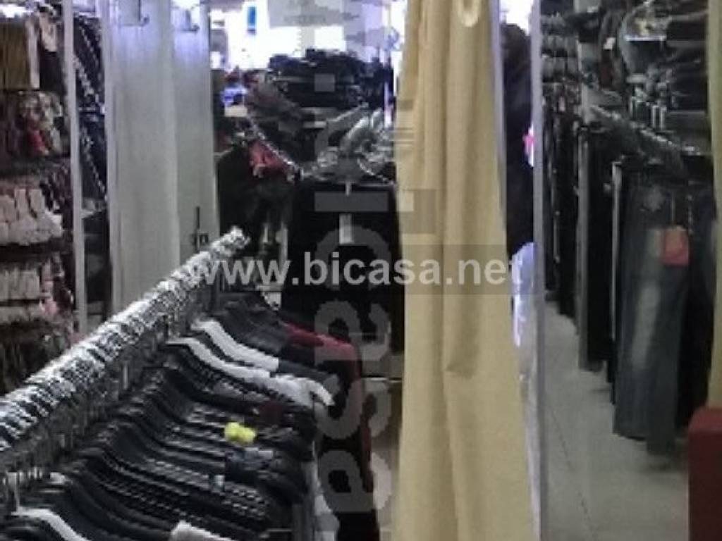 negozio in vendita a Pesaro in zona Pantano