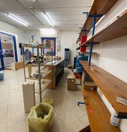 negozio in vendita a Pesaro in zona Centro Città