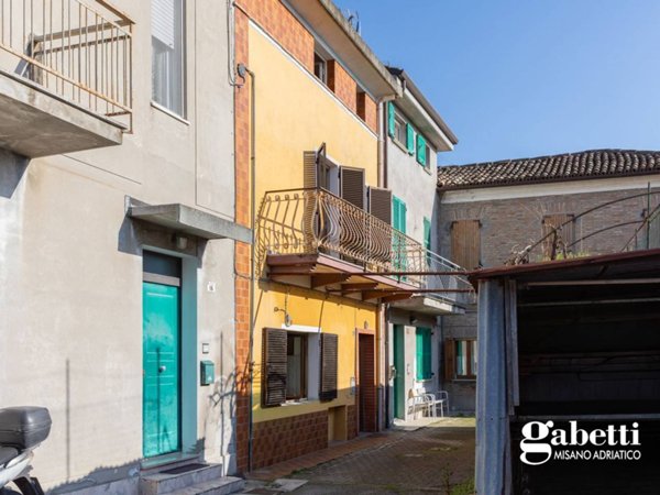 casa indipendente in vendita a Pesaro in zona Cattabrighe
