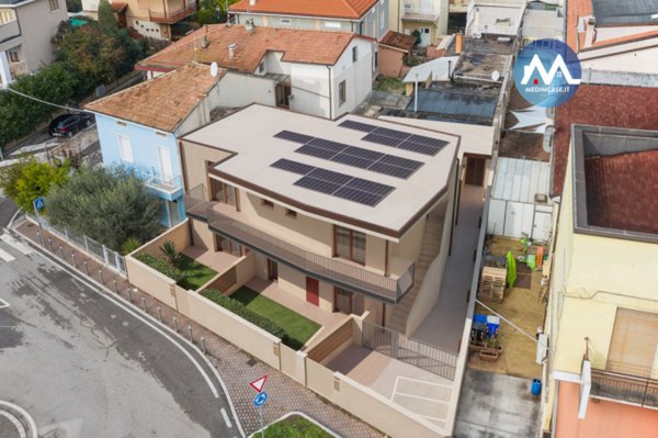 casa indipendente in vendita a Pesaro