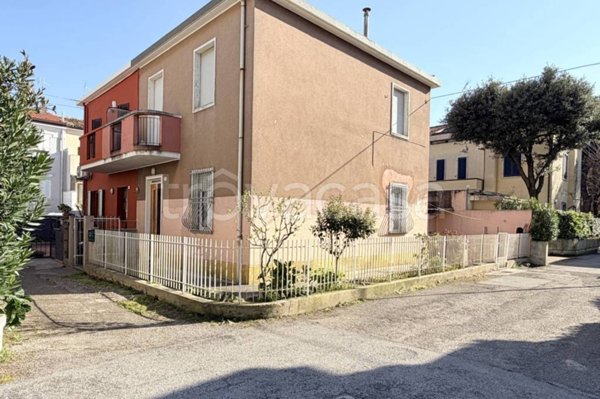 casa indipendente in vendita a Pesaro in zona Mare