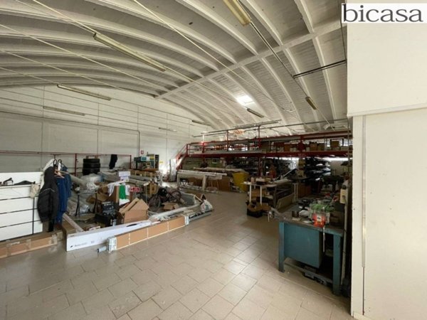 locale commerciale in vendita a Pesaro in zona Soria