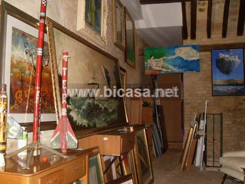 negozio in vendita a Pesaro in zona Centro Città