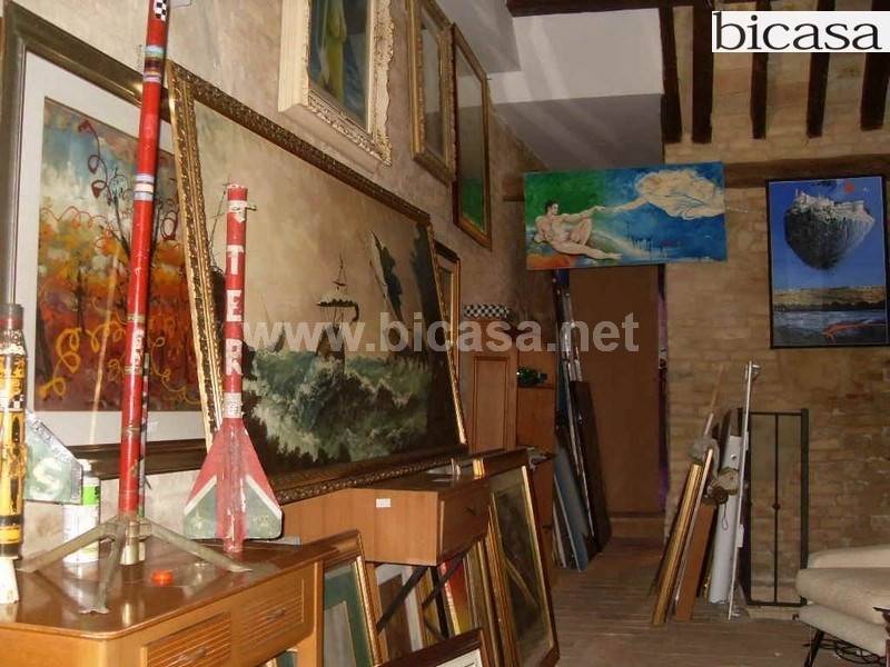 negozio in vendita a Pesaro in zona Centro Città