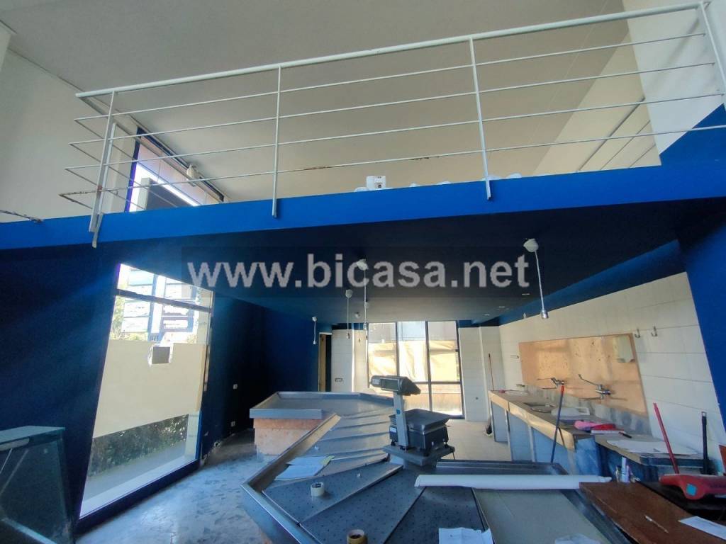 negozio in vendita a Pesaro in zona Santa Veneranda