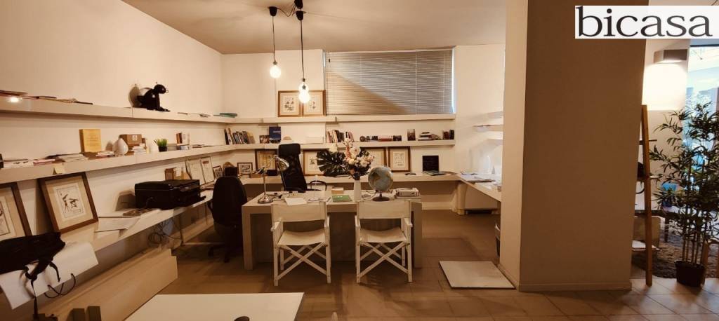 negozio in vendita a Pesaro in zona Centro Città